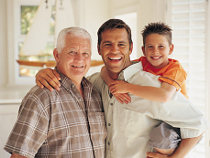 Drei Generationen von Männern: Opa, Vater, Kind