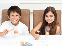Lange Zeit gab es Eier nur zum Sonntagsfrühstück, aufgrund der Vorbehalte gegen das enthaltene Cholesterin - neue Erkenntnisse könnten den Ruf des gesunden Ovals wieder herstellen helfen.