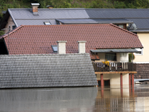 Im Extremfall  steigen die Wassermassen so schnell, dass kaum Zeit bleibt, das nötigste Hab und Gut in Sicherheit zu bringen.