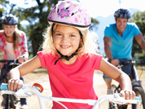 Wer mit Kind unterwegs ist, sollte nach dem Rat der Polizei seiner Vorbildfunktion gerecht werden und einen Fahrradhelm tragen.